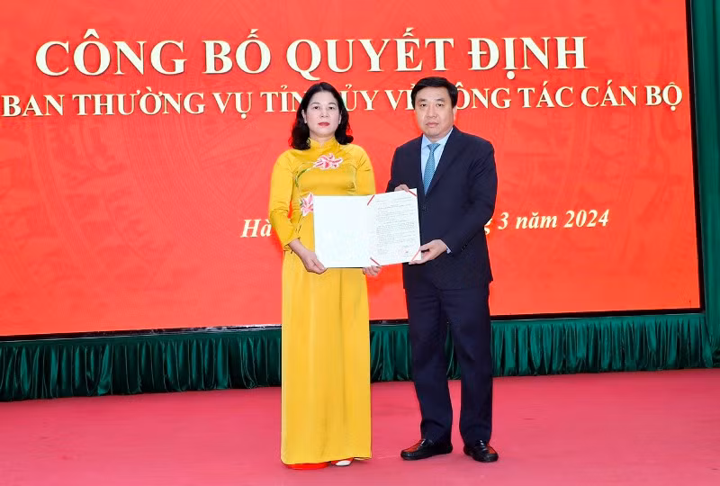 Tân Bí thư Thành ủy Hà Giang Chúng Thị Chiên nhận quyết định.