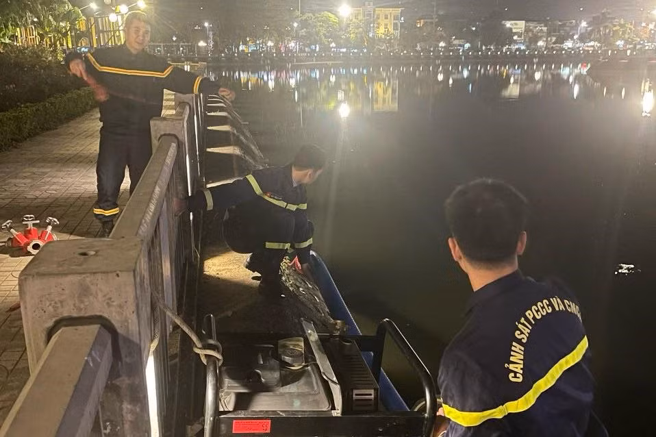 Lực lượng Cảnh sát Phòng cháy chữa cháy và cứu nạn cứu hộ đã vào vị trí tại các địa điểm bắn pháo hoa. Lực lượng Cảnh sát Phòng cháy chữa cháy và cứu nạn cứu hộ đã vào vị trí tại các địa điểm bắn pháo hoa.