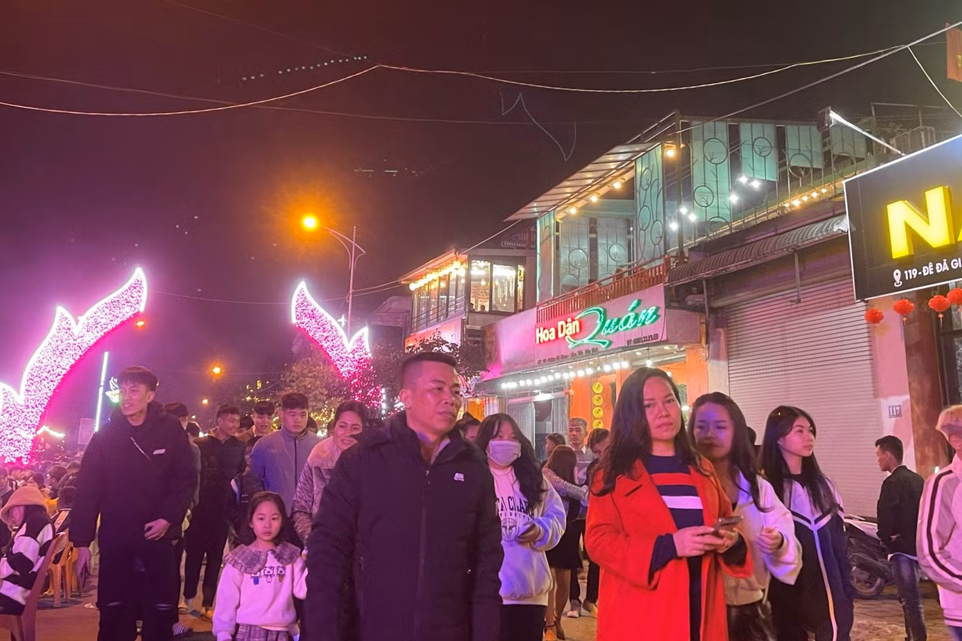 Nhiều người dân trên địa bàn TP Hòa Bình đã có mặt từ rất sớm để có vị trí đẹp. Theo ghi nhận, vào khoảng 21h đã có hàng nghìn người dân tập trung tại tuyến phố đi bộ trên đê Đà Giang. Nhiều người dân trên địa bàn TP Hòa Bình đã có mặt từ rất sớm để có vị trí đẹp. Theo ghi nhận, vào khoảng 21h đã có hàng nghìn người dân tập trung tại tuyến phố đi bộ trên đê Đà Giang.