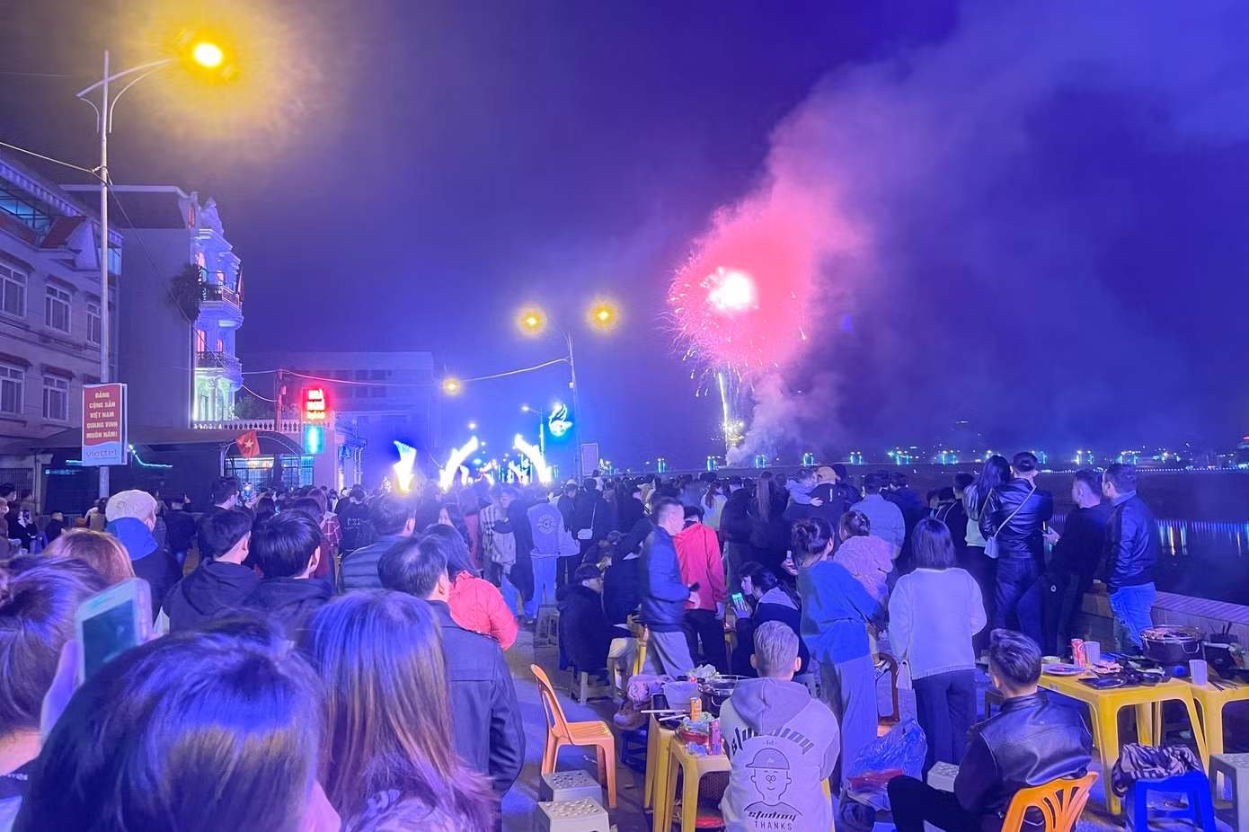 Chị Nguyễn Thu Hằng (31 tuổi, trú tại phường Đồng Tiến, TP Hòa Bình) chia sẻ: “Tôi và gia đình đã có mặt trước thời khắc bắn pháo hoa khoảng 2h để dạo chơi, cũng như chọn trước vị trí xem. Cũng có rất đông người dân về đây để tận hưởng khoảnh khắc giao thừa”. Chị Nguyễn Thu Hằng (31 tuổi, trú tại phường Đồng Tiến, TP Hòa Bình) chia sẻ: “Tôi và gia đình đã có mặt trước thời khắc bắn pháo hoa khoảng 2h để dạo chơi, cũng như chọn trước vị trí xem. Cũng có rất đông người dân về đây để tận hưởng khoảnh khắc giao thừa”.