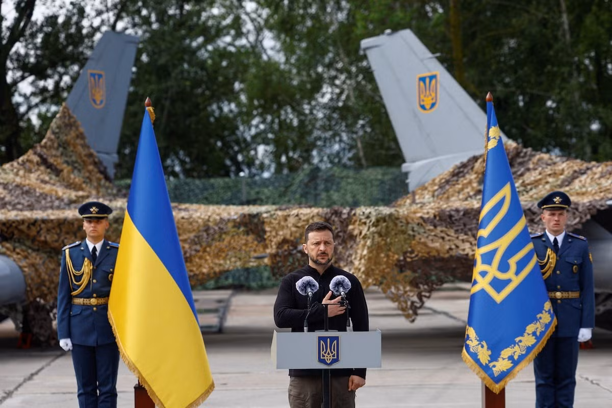 Tổng thống Zelensky phát biểu trước dàn máy bay F-16 tại một địa điểm không được tiết lộ ở Ukraine hôm 4/8. (Ảnh: Reuters) Tổng thống Zelensky phát biểu trước dàn máy bay F-16 tại một địa điểm không được tiết lộ ở Ukraine hôm 4/8. (Ảnh: Reuters)