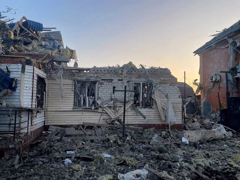 Một ngôi nhà ở thị trấn Sudzha (Vùng Kursk) bị hư hại. (Ảnh: Reuters) Một ngôi nhà ở thị trấn Sudzha (Vùng Kursk) bị hư hại. (Ảnh: Reuters)