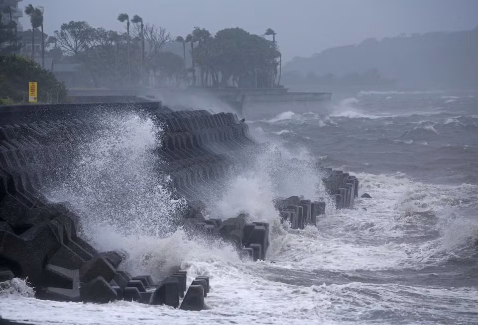 Mưa lớn, gió giật mạnh do bão Shanshan. (Ảnh: Reuters)