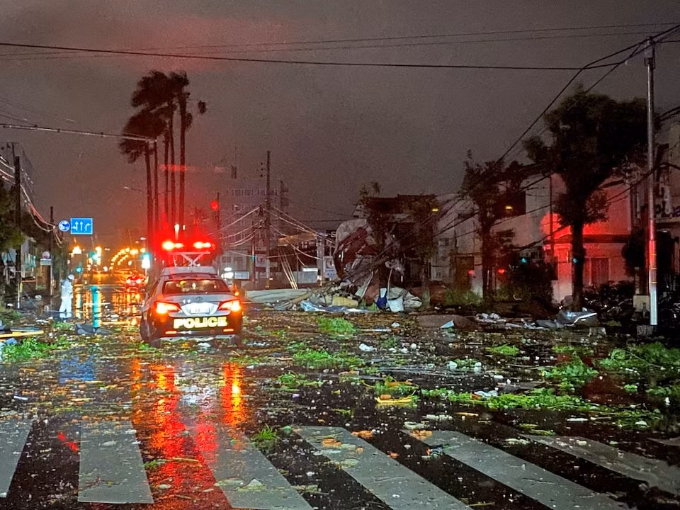 Cảnh tan hoang ở thành phố Miyazaki. (Ảnh: Reuters)