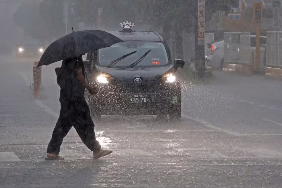 Mưa lớn, gió giật mạnh do bão Shanshan. (Ảnh: Reuters)