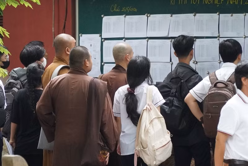 Tu sĩ Phật giáo xem phòng thi tại Huế Tu sĩ Phật giáo xem phòng thi tại Huế