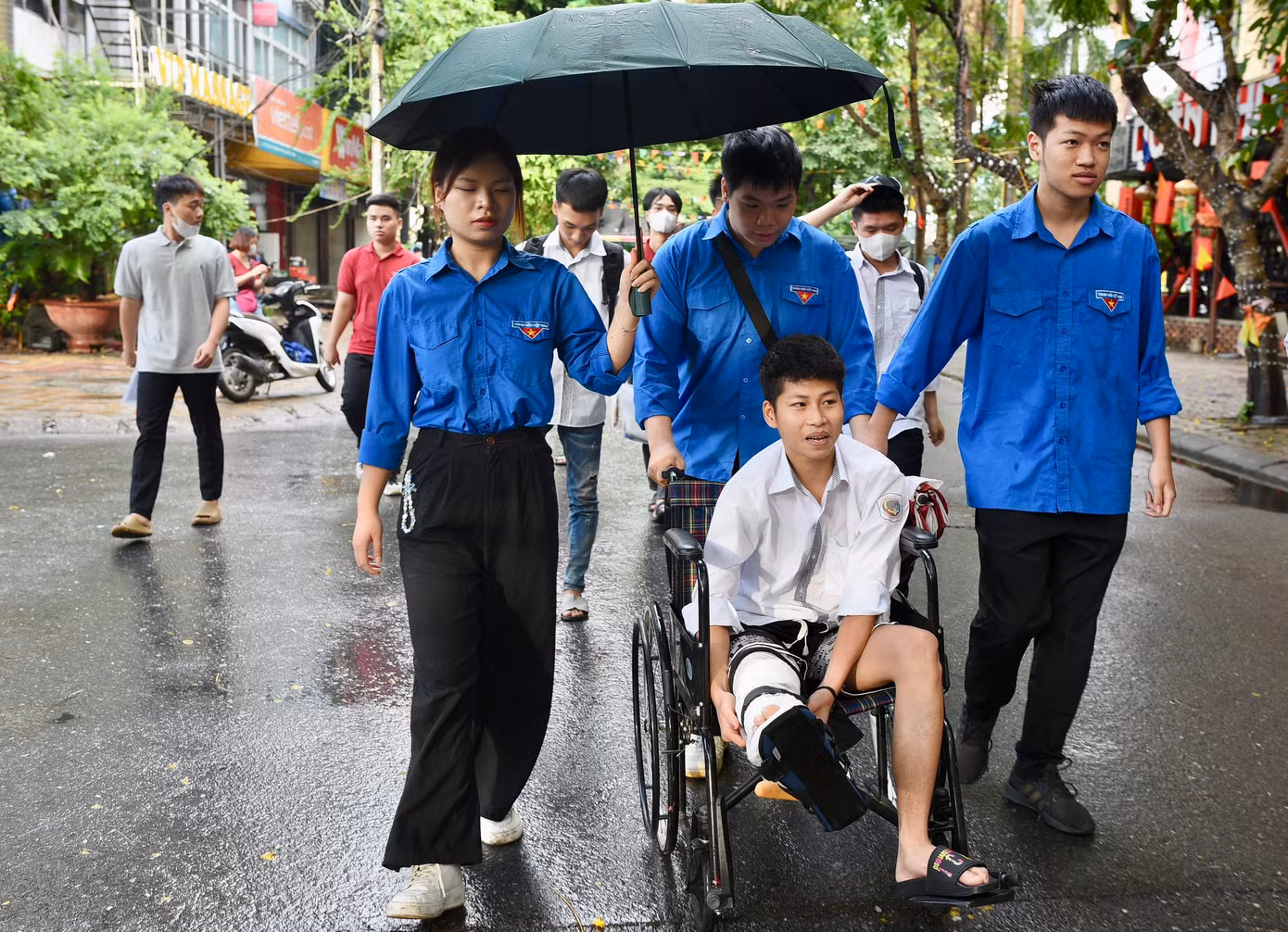 Thí sinh Nguyễn Quốc Trọng bị bó bột trước ngày thi được các tình nguyện viên hỗ trợ vào phòng thi. Ảnh: Trọng Tài Thí sinh Nguyễn Quốc Trọng bị bó bột trước ngày thi được các tình nguyện viên hỗ trợ vào phòng thi. Ảnh: Trọng Tài