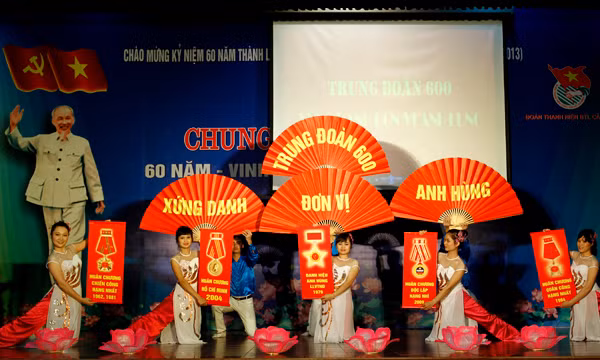  Cuộc thi gồm 4 nội dung: tự giới thiệu, trả lời câu hỏi, thuyết trình, tiểu phẩm. Các đội tuyển đã thể hiện tinh thần chuẩn bị nghiêm túc, sức trẻ, lòng nhiệt huyết, sáng tạo với niềm tự hào về truyền thống đơn vị anh hùng cũng như kỹ năng tuyên truyền, tài năng sân khấu nghệ thuật