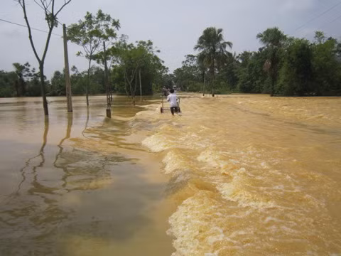Nhiều tuyến đường bị chia cắt. Nhiều tuyến đường bị chia cắt