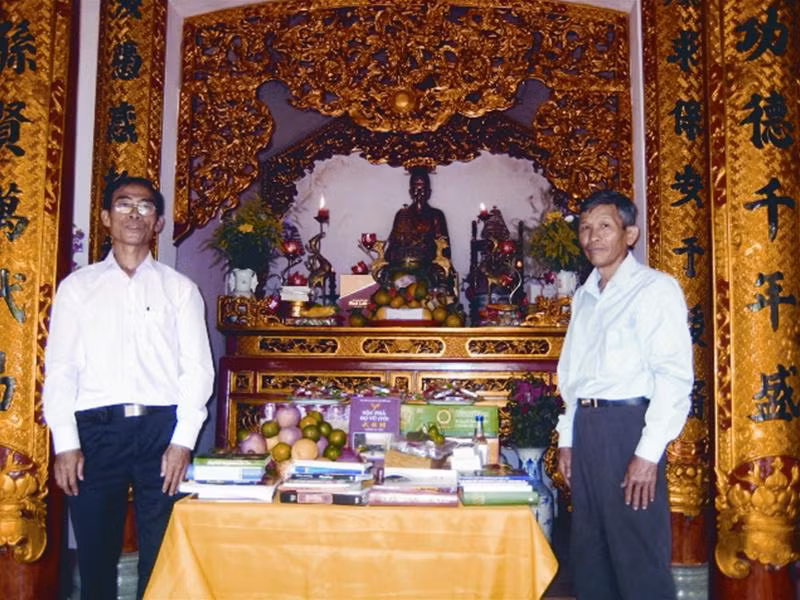 Con cháu họ Vũ Thế - Cẩm Điền Giàng - Hải Dương đặt sách lên bàn thờ tổ tiên.