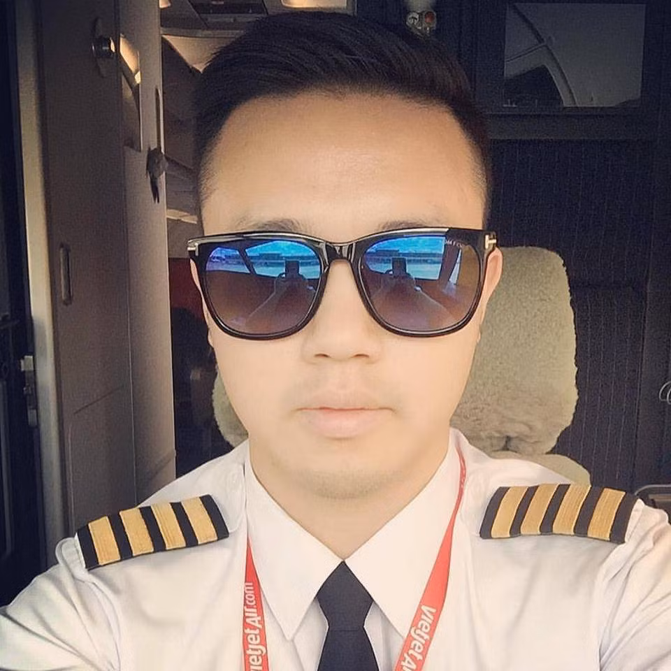 Phát sốt với cơ trưởng 9X điển trai lái chuyên cơ đón U23 VN về nước ảnh 2