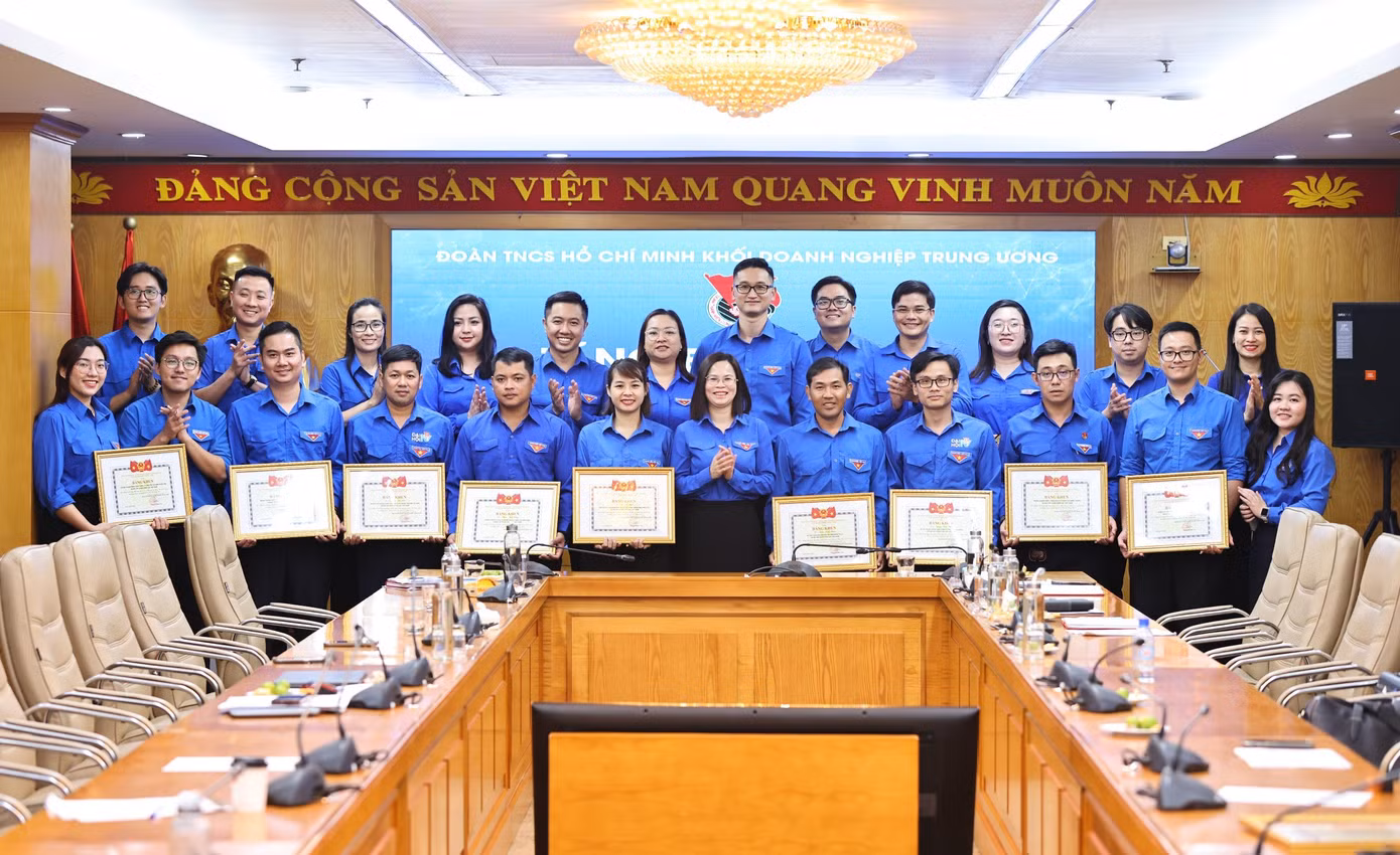 Bí thư Đoàn Khối Doanh nghiệp Trung ương trao tặng Bằng khen cho các cá nhân, tập thể thuộc Đoàn Tập đoàn Điện lực Việt Nam