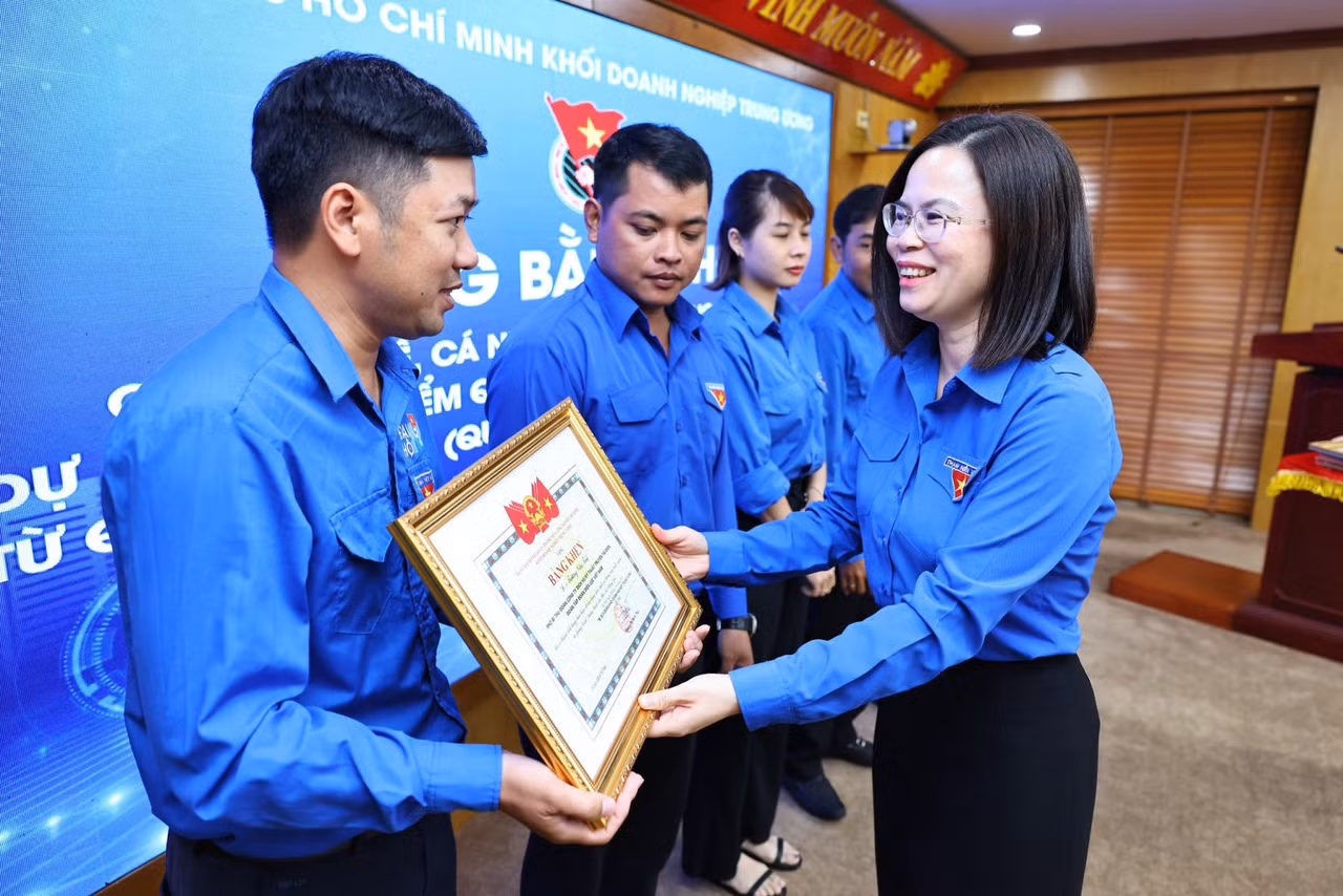 Bí thư Đoàn Khối Doanh nghiệp Trung ương trao tặng Bằng khen cho các cá nhân, tập thể thuộc Đoàn Tập đoàn Điện lực Việt Nam