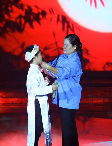 Quang Anh và mẹ trên sân khấu