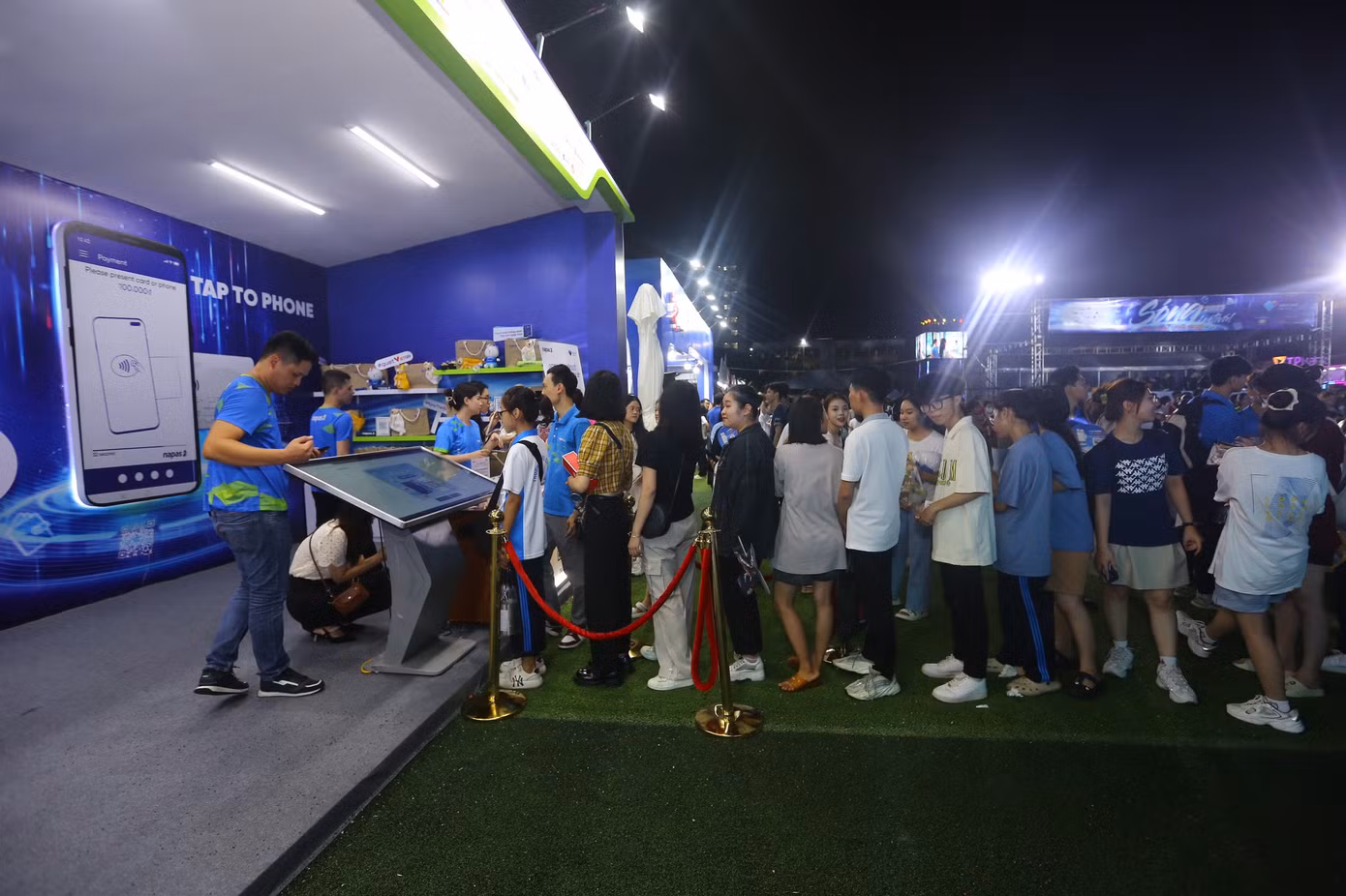 Tại gian hàng NAPAS, khách xếp hàng dài chờ check in nhận quà túi xách, ô…