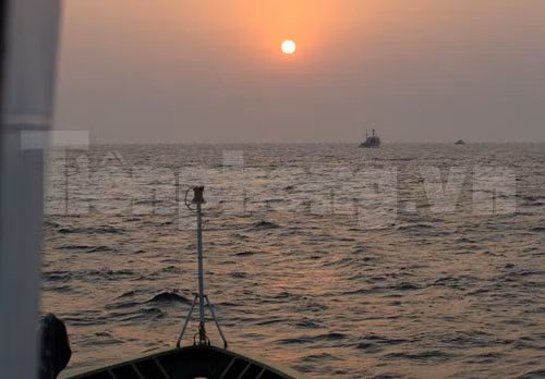 Đi trong hoàng hôn trên biển