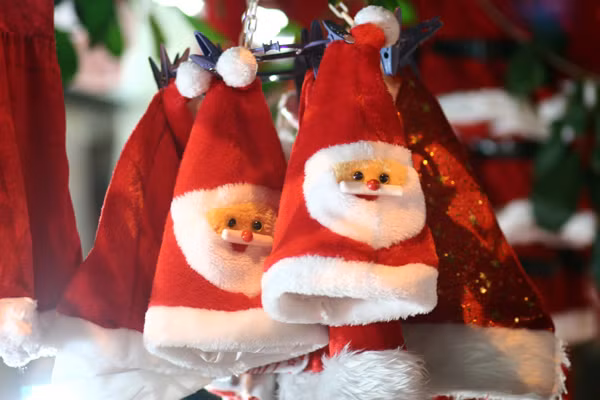 Các món đồ liên quan tới Noel xuất hiện trên các tuyến phố cổ như Hàng Mã, Hàng Ngang...