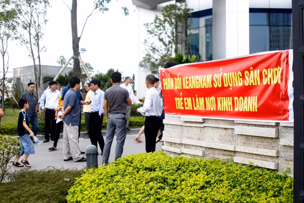 Người dân phản ứng việc biến sân chơi thanh nơi tổ chức sự kiện