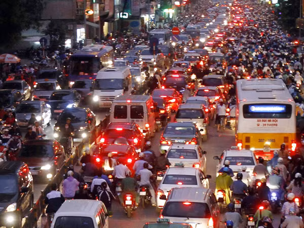 Ùn tắc ở đường Tây Sơn. Ảnh: Hồng Vĩnh