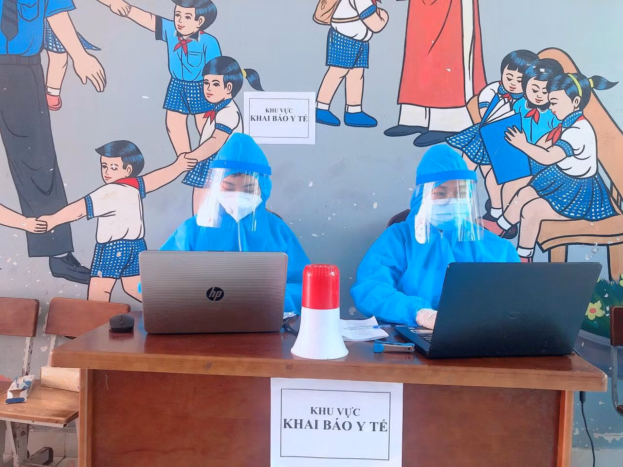 Cô giáo Thanh Ngân (bìa phải) trong một buổi hỗ trợ công tác chống dịch tại địa phương (Ảnh: NVCC)