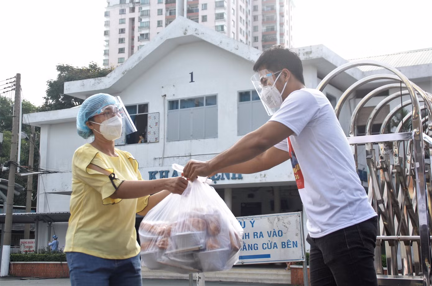 Nghĩa cử kịp thời của những người trẻ phần nào là nguồn động viên ấm áp đối với đội ngũ y tế tuyến đầu phòng chống dịch bệnh COVID-19