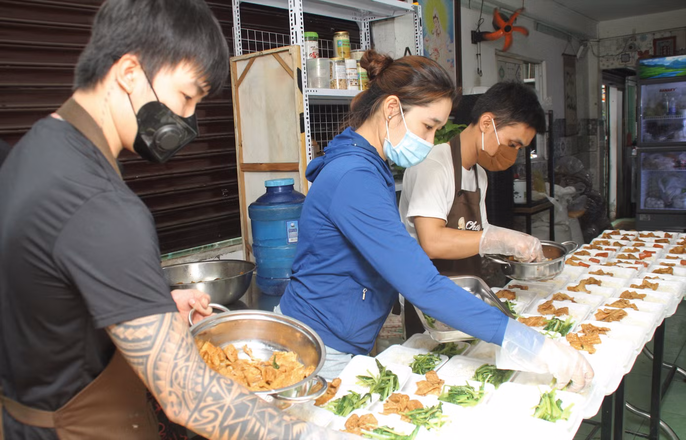 Anh Ninh Đức Mạnh cùng các cộng sự chuẩn bị bữa ăn trưa cho người dân các nơi trên địa bàn quận 10 và những khu vực lân cận. Anh Ninh Đức Mạnh cùng các cộng sự chuẩn bị bữa ăn trưa cho người dân các nơi trên địa bàn quận 10 và những khu vực lân cận.