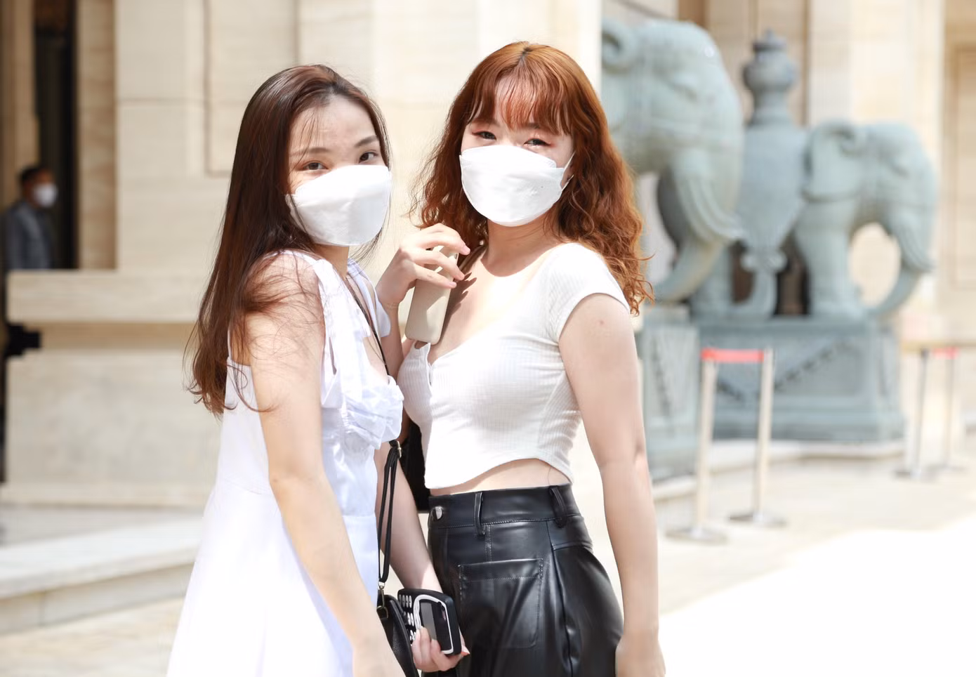 "Suốt mấy tháng ở nhà cũng khó chịu, muốn đi chơi lắm luôn. Hiện thành phố đã trở lại bình thường nên tụi em cũng tranh thủ gặp gỡ, dạo phố", Trà My nói. "Suốt mấy tháng ở nhà cũng khó chịu, muốn đi chơi lắm luôn. Hiện thành phố đã trở lại bình thường nên tụi em cũng tranh thủ gặp gỡ, dạo phố", Trà My nói.
