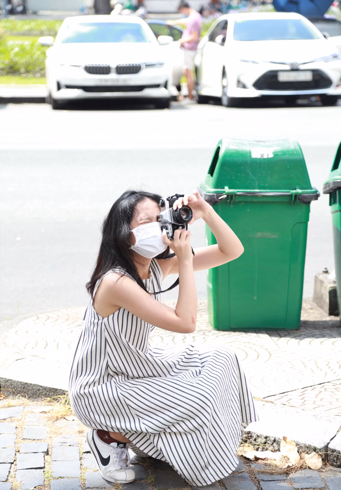 Cô gái trẻ ghi lại không khí quanh Bưu điện TPHCM trưa 31/10. Cô gái trẻ ghi lại không khí quanh Bưu điện TPHCM trưa 31/10.