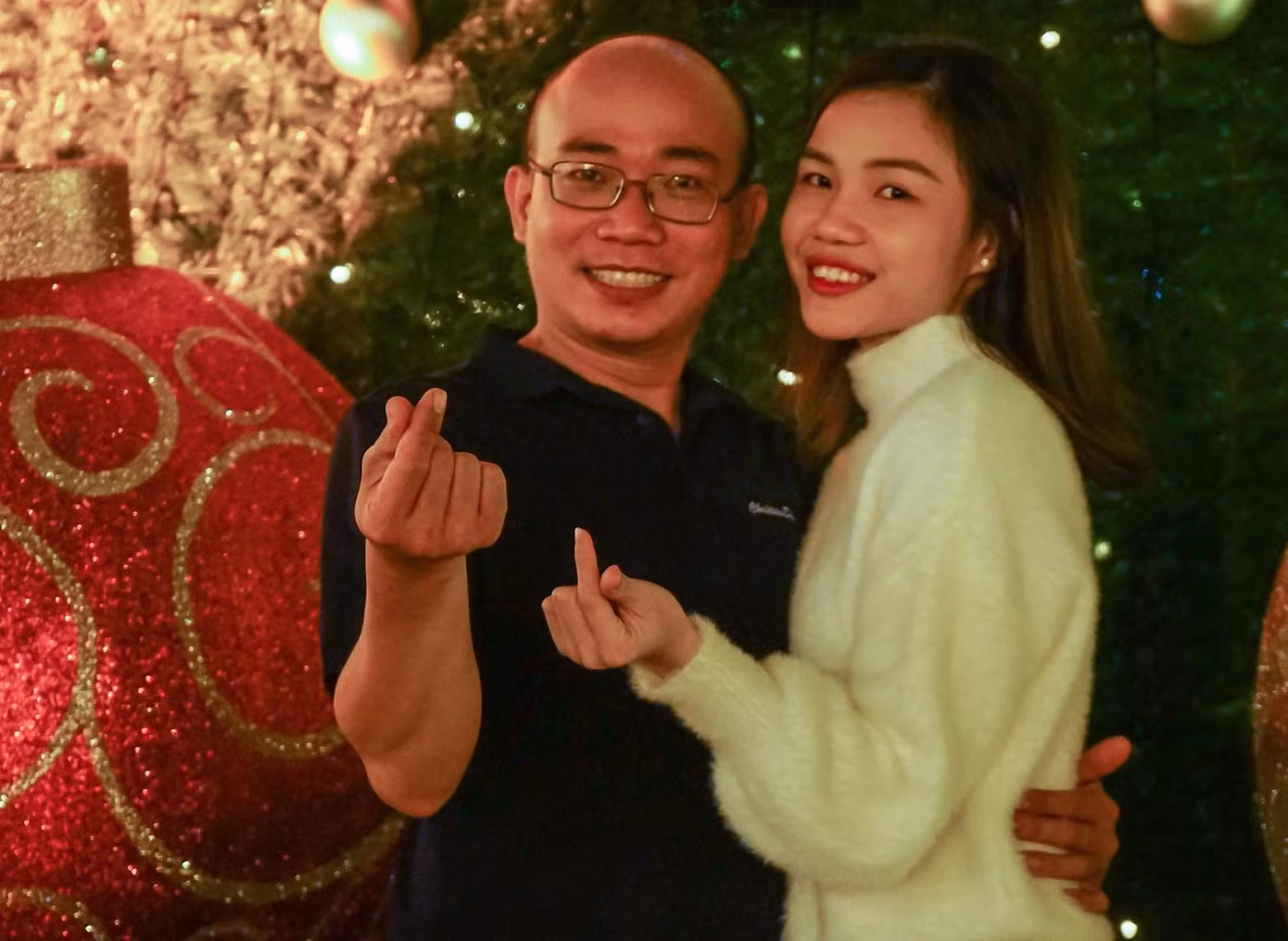 Anh Hoàng Long (quận Bình Tân) cùng vợ mặc áo ấm đi chụp hình Giáng sinh. Anh Hoàng Long (quận Bình Tân) cùng vợ mặc áo ấm đi chụp hình Giáng sinh.