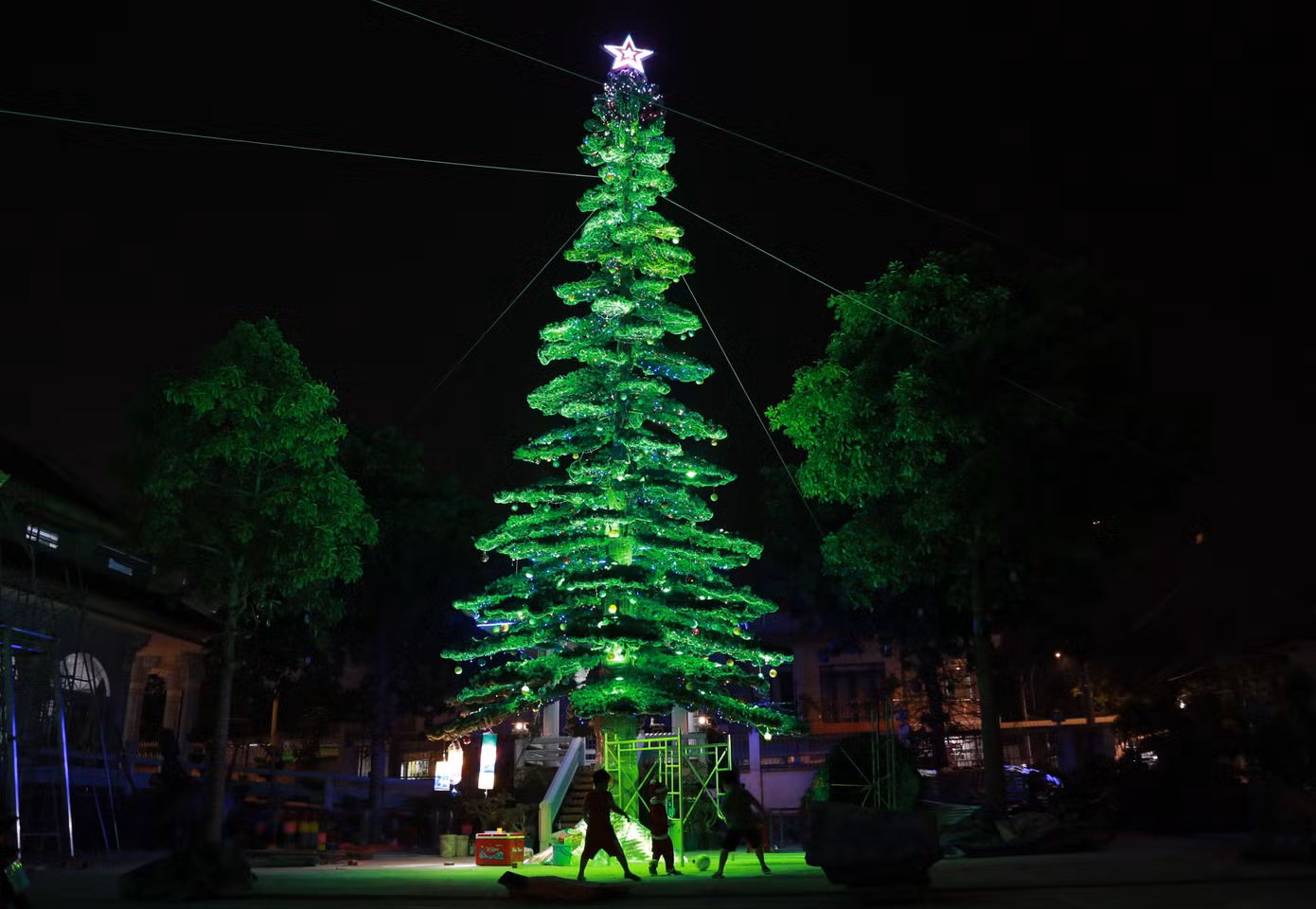 Những ngày qua, người dân xung quanh giáo xứ đã đến nhà thờ để chụp ảnh kỷ niệm, vui Noel sớm.