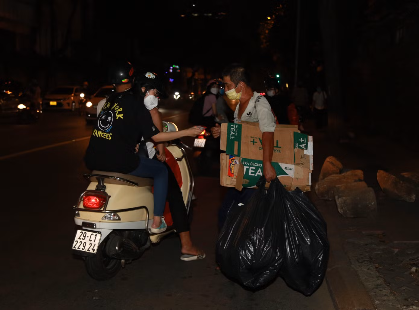 Phần quà không quá lớn, nhưng đủ khiến họ thấy vui lòng, trân trọng bởi được chia sẻ trong những lúc khó khăn. Phần quà không quá lớn, nhưng đủ khiến họ thấy vui lòng, trân trọng bởi được chia sẻ trong những lúc khó khăn.