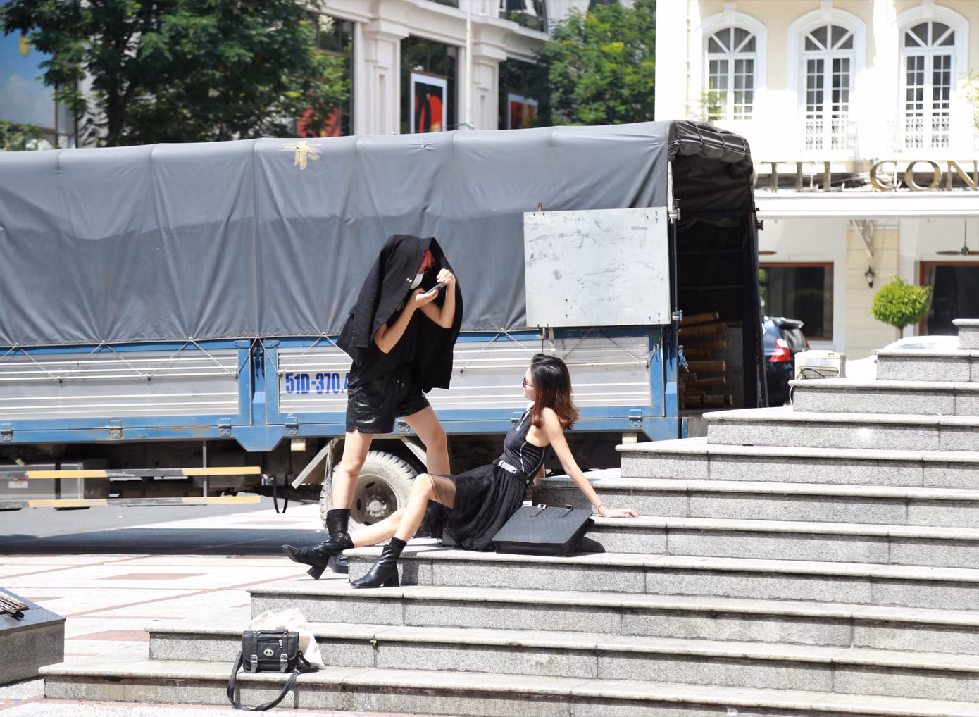 Một bạn trẻ không ngại tạo dáng chụp hình ngoài trời nắng nóng. Một bạn trẻ không ngại tạo dáng chụp hình ngoài trời nắng nóng.