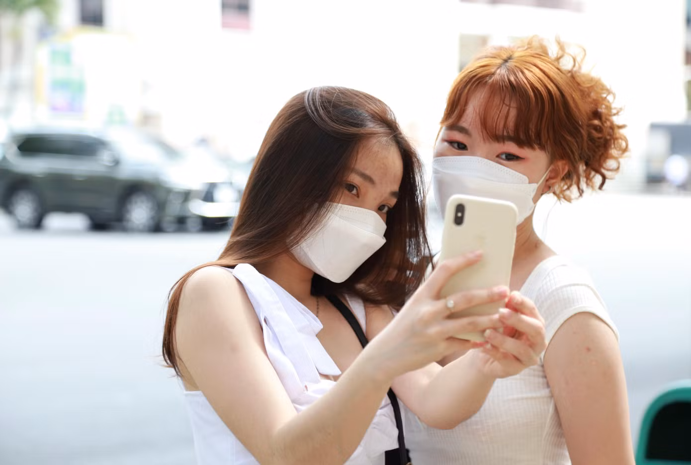 Chuẩn bị cho buổi gặp gỡ trở lại, My và bạn đã trang điểm và "lên đồ" để cùng nhau lưu lại những bức ảnh đẹp ở nhiều vị trí trong khu vực trung tâm thành phố. Chuẩn bị cho buổi gặp gỡ trở lại, My và bạn đã trang điểm và "lên đồ" để cùng nhau lưu lại những bức ảnh đẹp ở nhiều vị trí trong khu vực trung tâm thành phố.