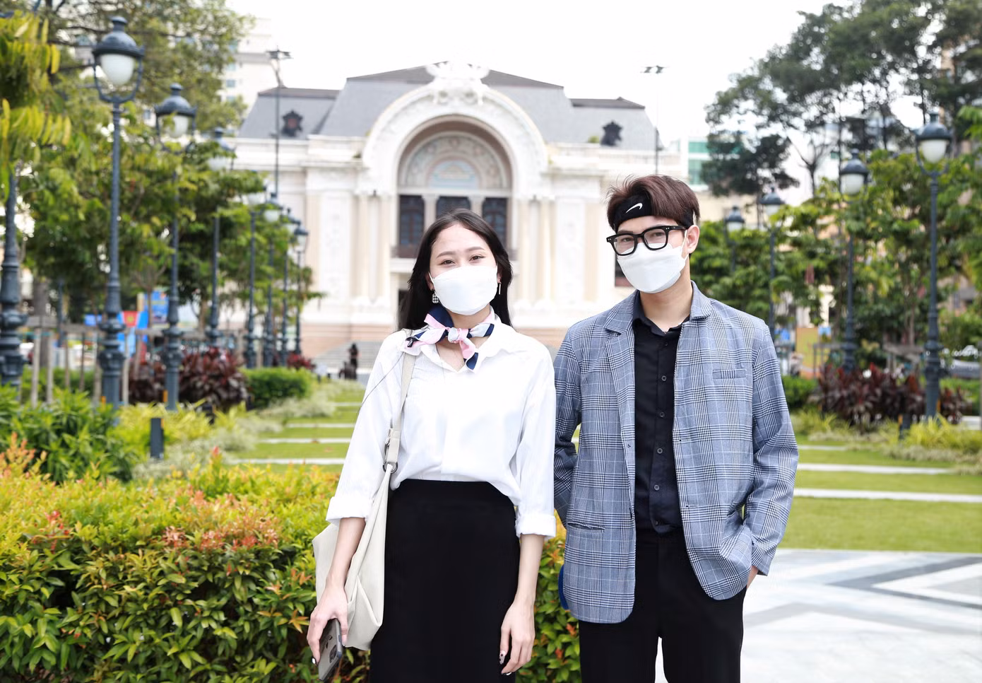 Đôi bạn trẻ phong cách với gu thời trang "xịn sò", thanh lịch. Đôi bạn trẻ phong cách với gu thời trang "xịn sò", thanh lịch.
