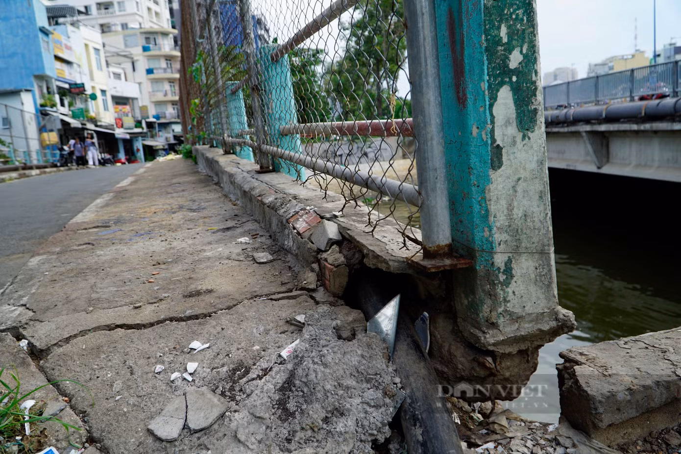 Theo Thanh tra Sở GTVT TP.HCM, trong quá trình thi công đoạn cống bao của dự án cải thiện môi trường nước TP.HCM, cầu Dừa (cũ) đã xuất hiện 8 vết nứt bê tông ở dầm, trụ. Theo ghi nhận của phóng viên Dân Việt, hai bên đầu cầu xuất hiện nhiều vết vỡ lớn.