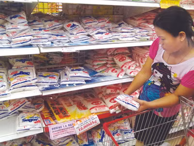Đường - một trong những mặt hàng bình ổn giá, mặc dù chỉ bán 2 kg/người nhưng một số dân buôn vẫn tìm cách mua gom (tại cửa hàng bình ổn giá ở TPHCM). Ảnh: Nguyễn Hiền. Đường - một trong những mặt hàng bình ổn giá, mặc dù chỉ bán 2 kg/người nhưng một số dân buôn vẫn tìm cách mua gom (tại cửa hàng bình ổn giá ở TPHCM) Ảnh: Nguyễn Hiền