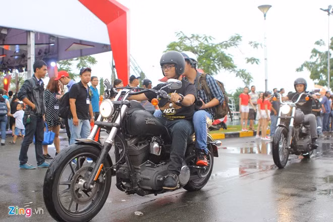 Biker Sài Gòn lái xe 'khủng' đội mưa tham dự lễ hội mô tô VN
