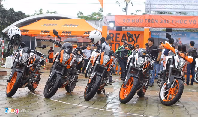 Biker Sài Gòn lái xe 'khủng' đội mưa tham dự lễ hội mô tô VN