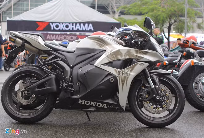 Biker Sài Gòn lái xe 'khủng' đội mưa tham dự lễ hội mô tô VN