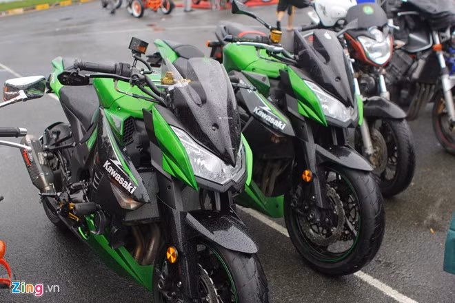 Biker Sài Gòn lái xe 'khủng' đội mưa tham dự lễ hội mô tô VN