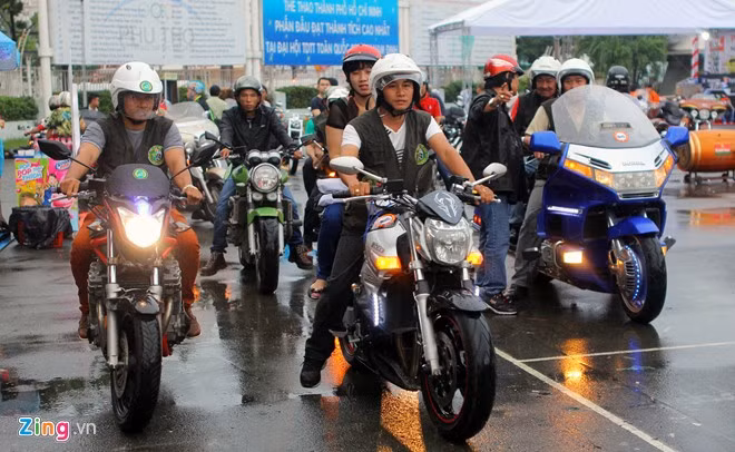 Biker Sài Gòn lái xe 'khủng' đội mưa tham dự lễ hội mô tô VN