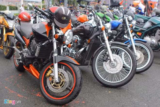 Biker Sài Gòn lái xe 'khủng' đội mưa tham dự lễ hội mô tô VN