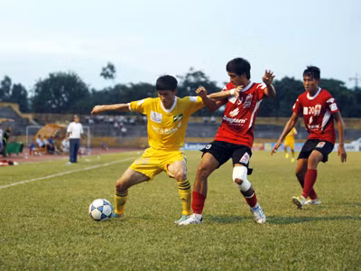 Công Vinh (trái) sang Nhật thi đấu khi V-League bước vào giai đoạn “dầu sôi lửa bỏng” là thiệt thòi lớn của SLNA. ảnh: VSI