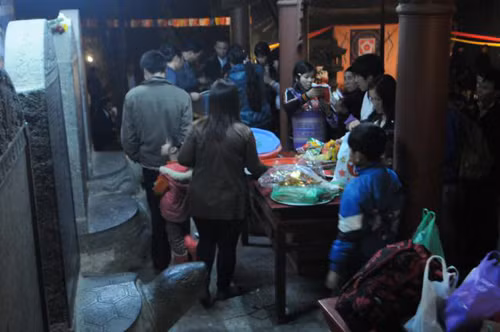 Nhiều người tranh thủ sắp lễ