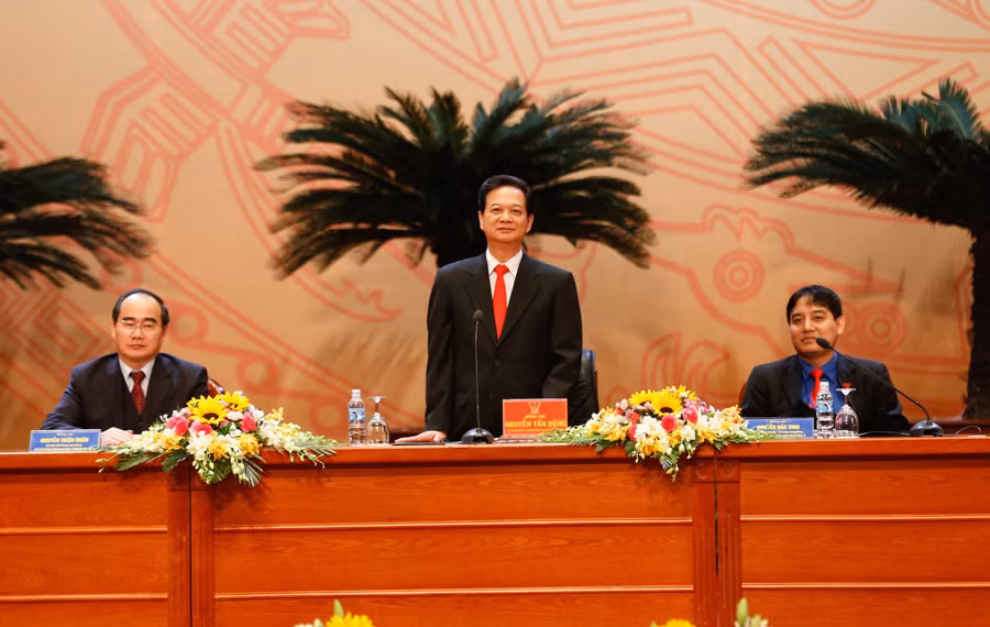 Thủ tướng Chính phủ Nguyễn Tấn Dũng (đứng giữa), Phó Thủ tướng Nguyễn Thiện Nhân (bên trái) và Bí thư thứ nhất T.Ư Đoàn Nguyễn Đắc Vinh tại chương trình đối thoại sáng nay, 14-12