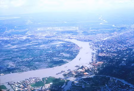Bán đảo Thủ Thiêm còn khá hoang vu, nằm cạnh khu vực trung tâm Sài Gòn