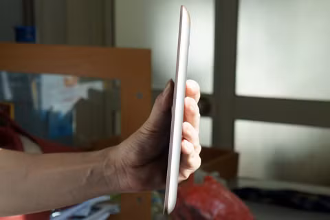 Rìa phải trơn, máy không mỏng lắm nhưng vừa tay