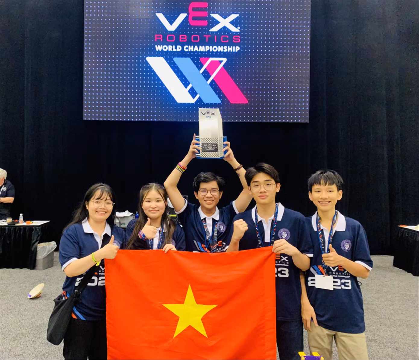 Đội tuyển đến từ Việt Nam đã giành Giải Truyền cảm hứng (Inspire Award) tại cuộc thi VEX World Championship 2023 (Giải đấu Robotics Quốc tế được tổ chức thường niên tại Hoa Kỳ). Đây là một trong những hoạt động của STEAM for Vietnam.