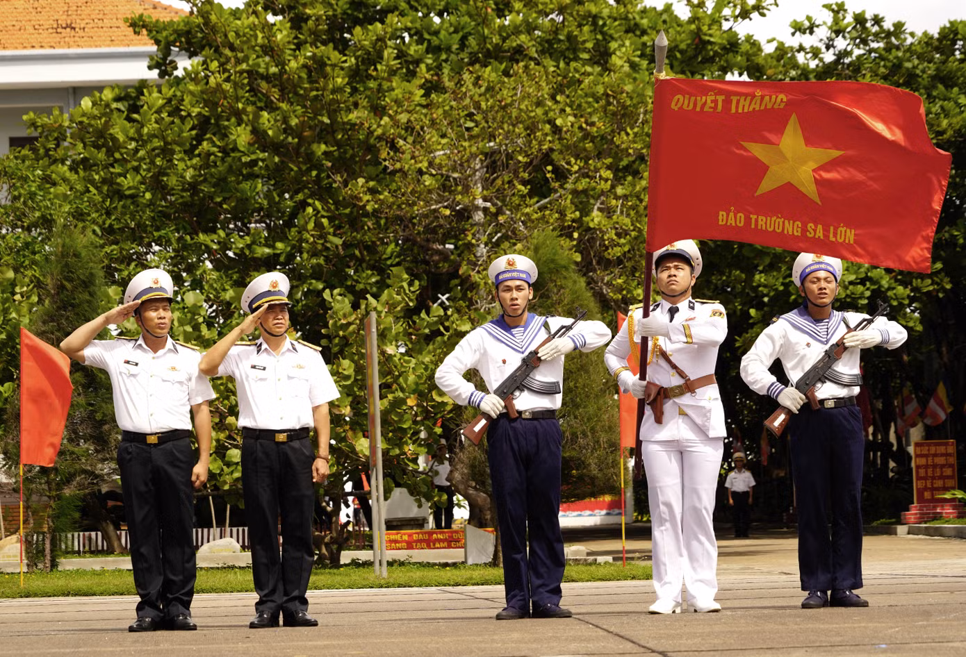Khoảnh khắc nhìn thấy lá cờ Tổ quốc tung bay ở Trường Sa, tim những người trẻ chúng tôi bỗng chùng lại.