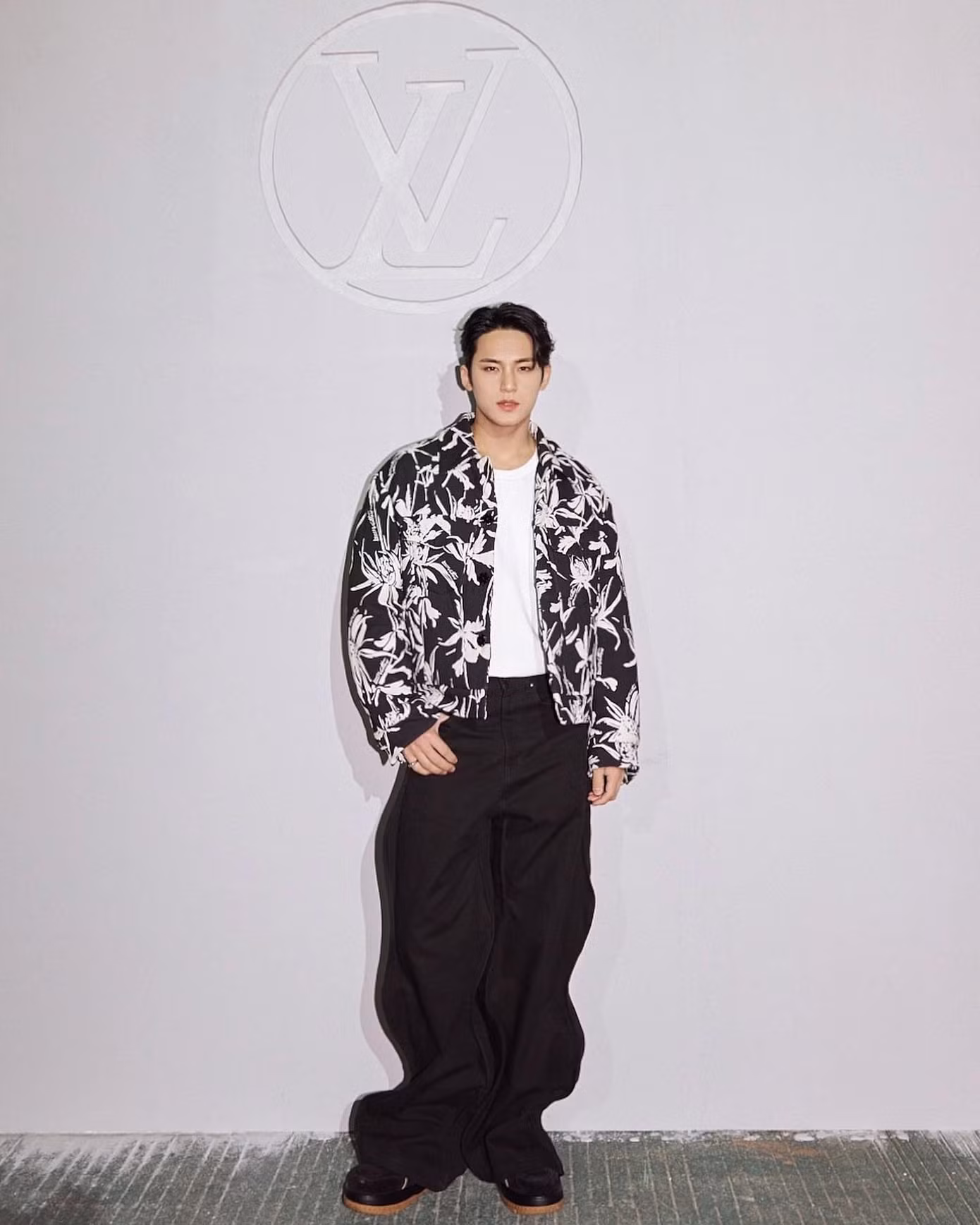 Mingyu (Seventeen) khoe vẻ điển trai cùng set đồ thời thượng.